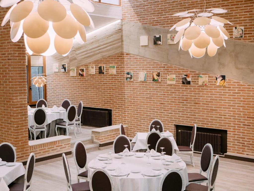Hotel Restaurante El Montico ทอร์เดซียัส ภายนอก รูปภาพ