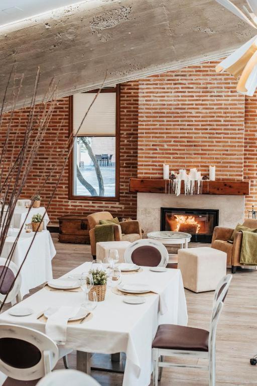 Hotel Restaurante El Montico ทอร์เดซียัส ภายนอก รูปภาพ