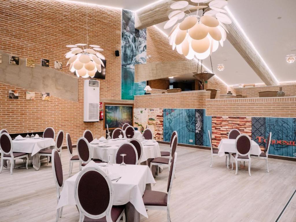 Hotel Restaurante El Montico ทอร์เดซียัส ภายนอก รูปภาพ
