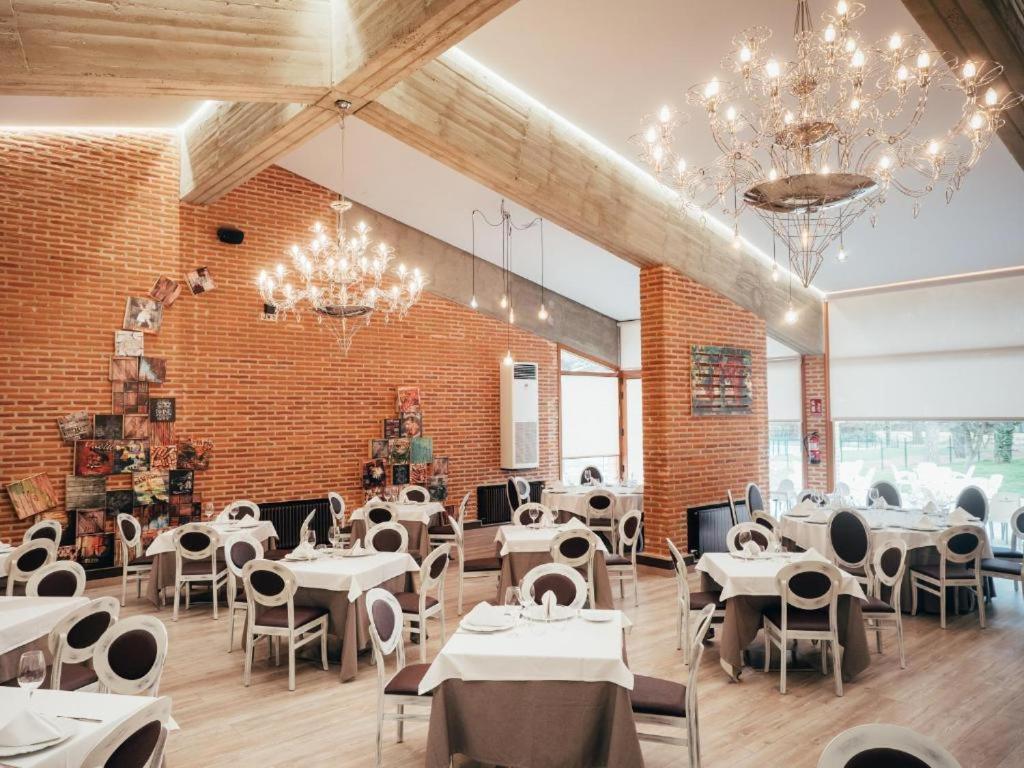 Hotel Restaurante El Montico ทอร์เดซียัส ภายนอก รูปภาพ
