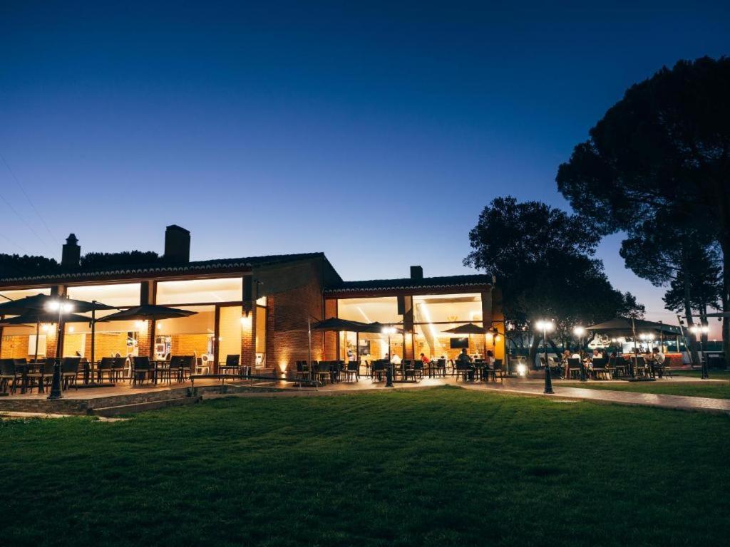 Hotel Restaurante El Montico ทอร์เดซียัส ภายนอก รูปภาพ